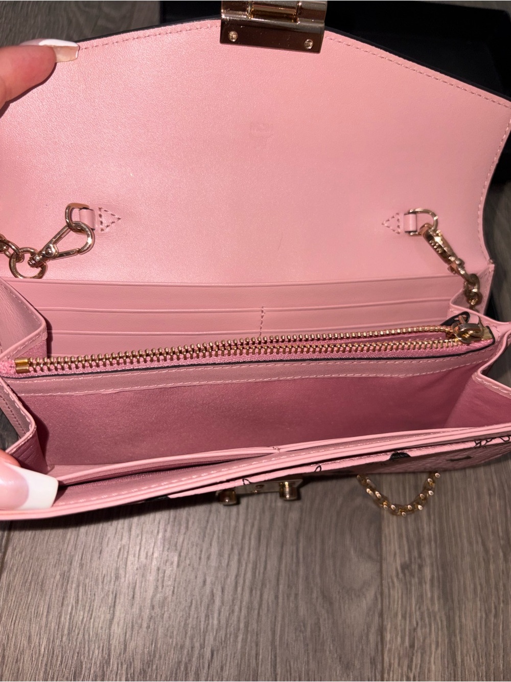 MCM Pink Envelope Clutch with Gold Chainπ©·π - Picture 4 of 4
